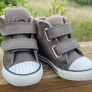 Toddler Chuck Taylor All Star Berkshire Leather
Boot Sneakers with velcro